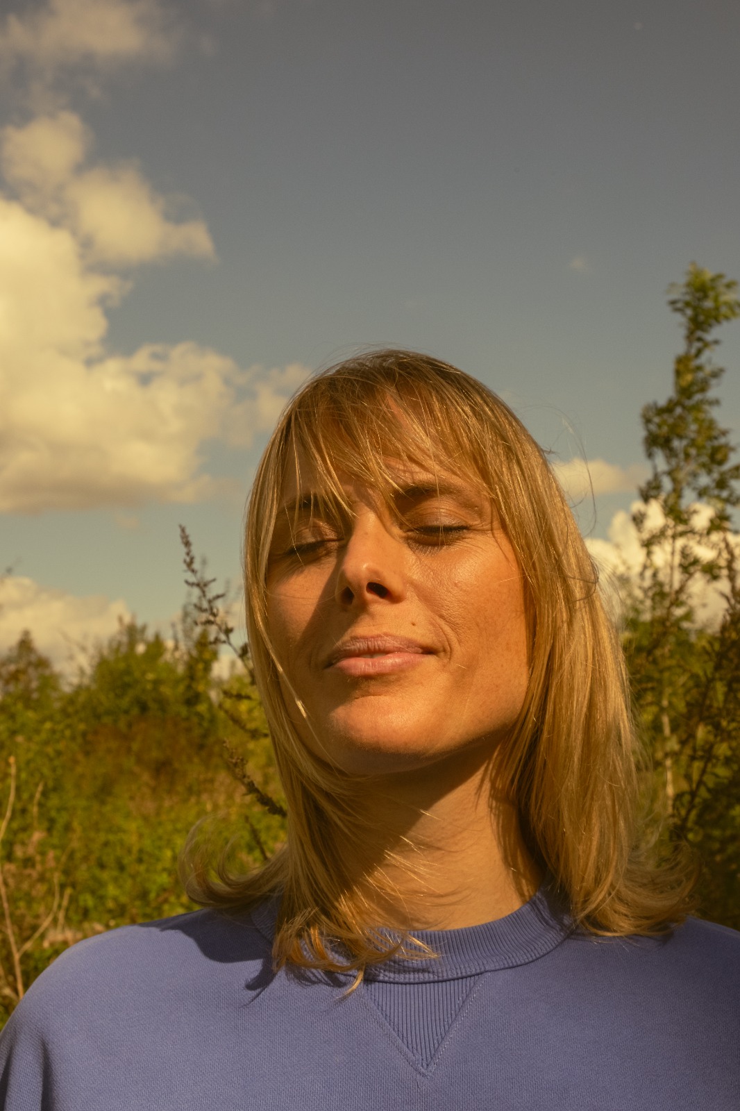 Valerie met gesloten ogen in de zon